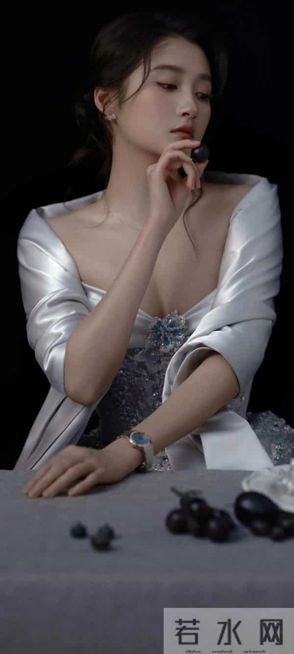 27岁关晓彤最新美照大胆的低胸裙真性感！