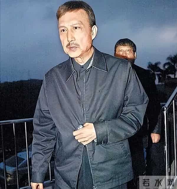 曾是一代歌王,却沦为人尽皆知的台独分子,如今家破人亡下场凄凉