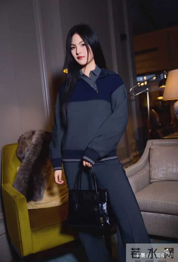 王诗龄现身上海参加活动，这次衣服穿对了，与何超莲同框好养眼