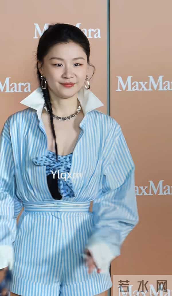 搞笑女金靖没想到原来身材竟这么好，腰细腿长上围丰满皮肤巨白皙