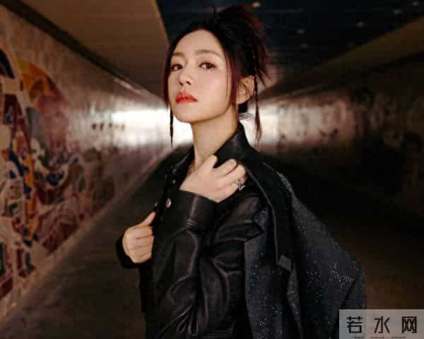 陈妍希短皮裙穿搭写真，好美啊，腿真嫩