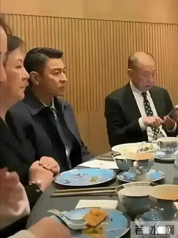 刘德华罕见饭局应酬,他一脸的无奈和不高兴