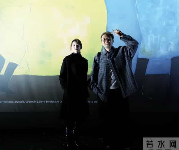 杜海涛和刘强东老婆章泽天一起看展,身材苗条有气质,很美