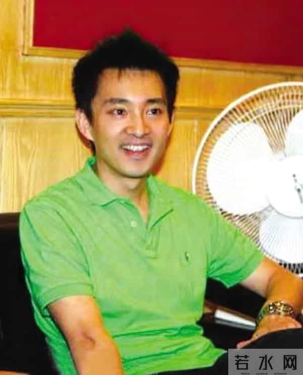 前最帅央视主持人复出,56岁已满头白发,回应身价百亿总裁传闻