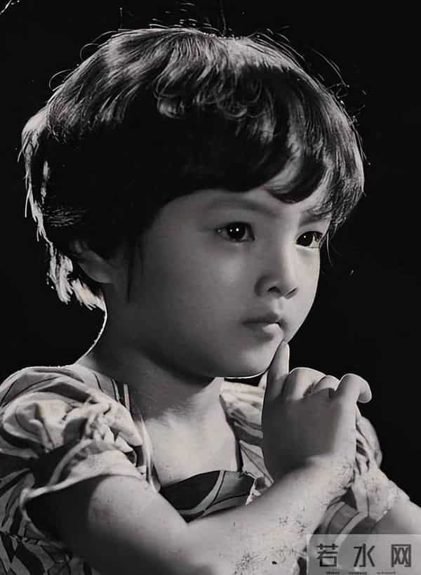 她5岁出道,13岁被逼着打抑制发育针,如今60多岁依然顶着一张童颜