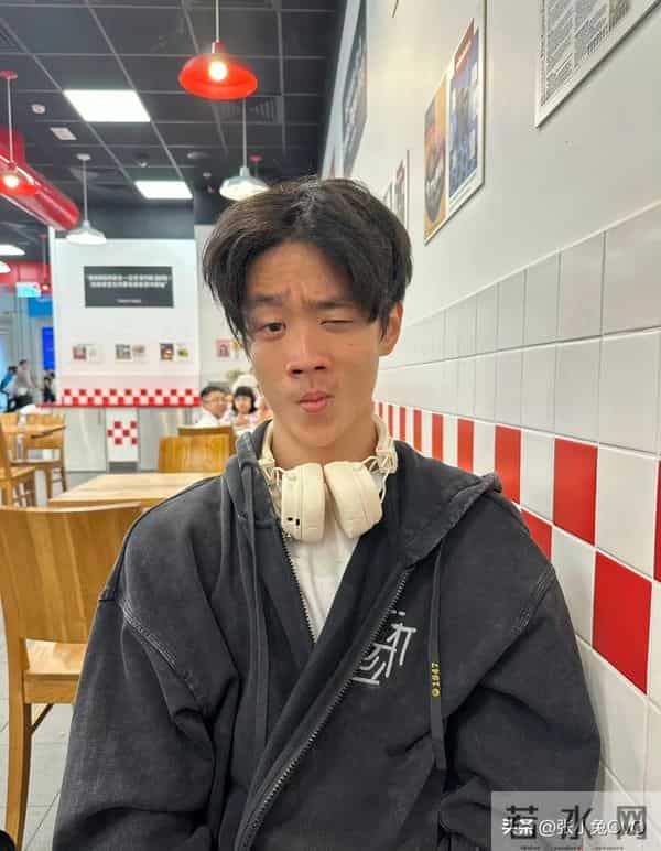 吴镇宇儿子费曼被评油腻,与杨威儿子杨阳洋合照,被调侃像流浪汉