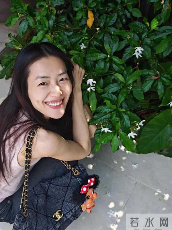 磕到了!刘雯回新加坡感受夏天,评论区直接被狠狠的秀到!