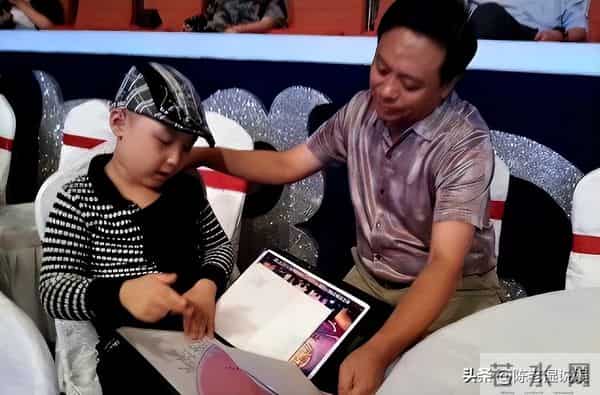 6岁上春晚年入百万,被父母“吸干血”的邓鸣贺,去世前年仅八岁