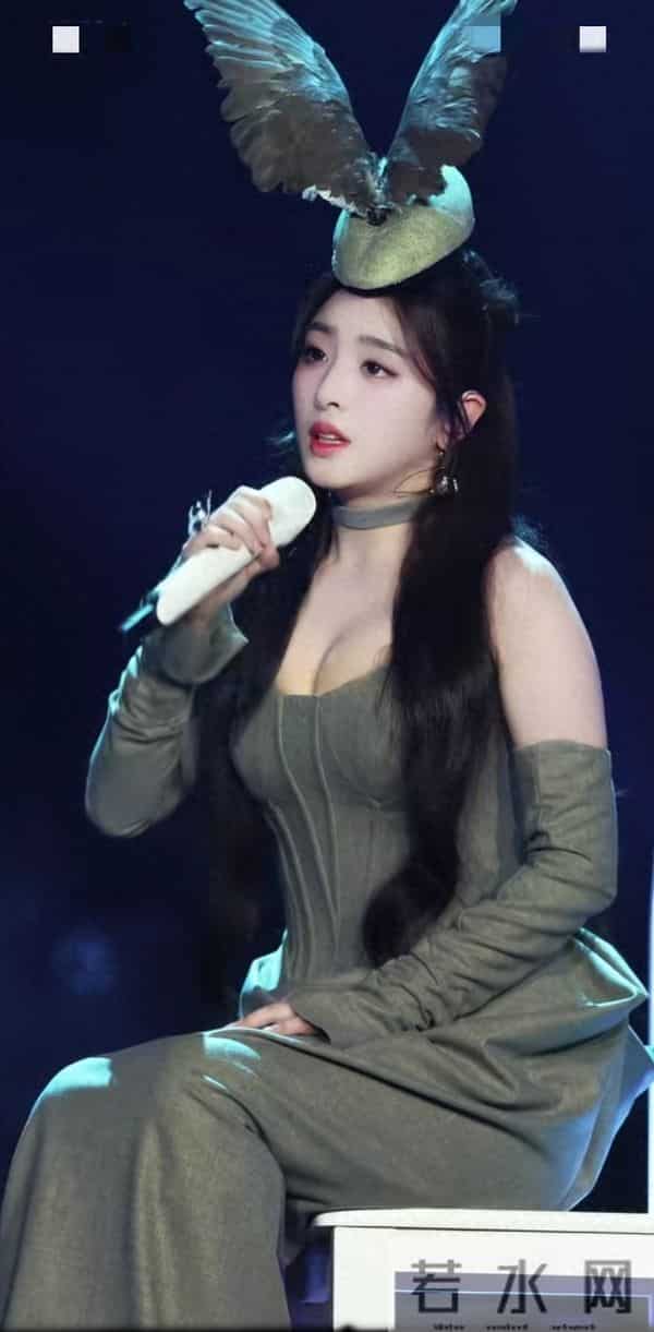 张含韵的身材那么好了啊！ 记忆都还停留在酸酸甜甜那个甜妹时候