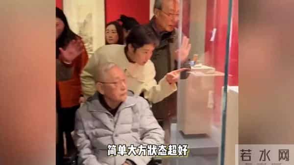 吴越携父观展展孝心，年过半百从容自在魅力不减