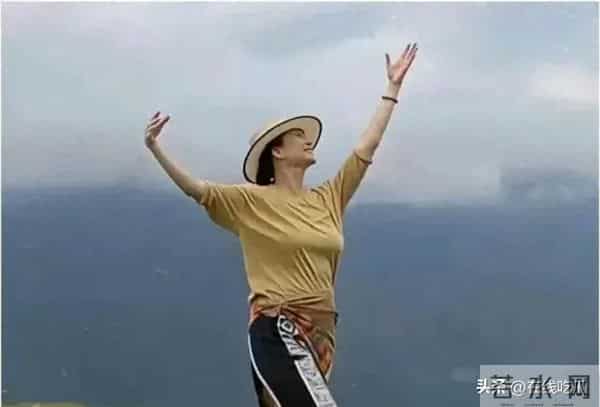 69岁林青霞罕见露面,女神美貌不再,和农村老太太没什么区别!