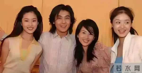 拍这些照片时蒋欣19岁,刘亦菲15岁,简直是出水芙蓉,好美