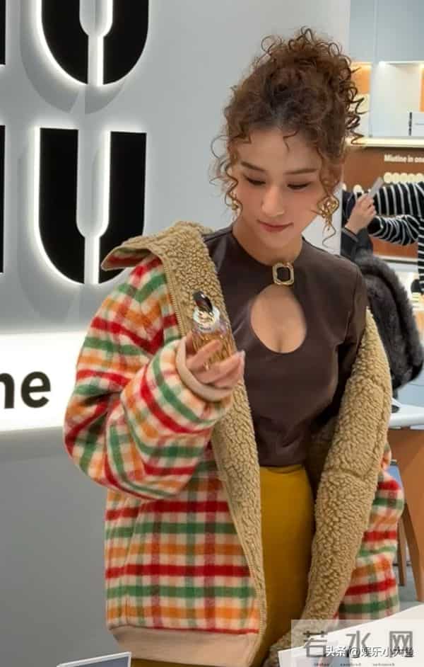 何超莲参加上海miumiu活动,穿格子外套配超短裙,羊毛卷发型好美