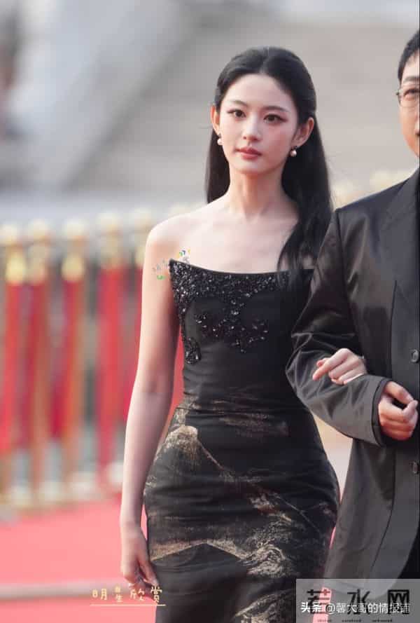 高颧骨多不上镜?文荣奖上于正旁边的赵晴近拍和远拍仿佛是两个人