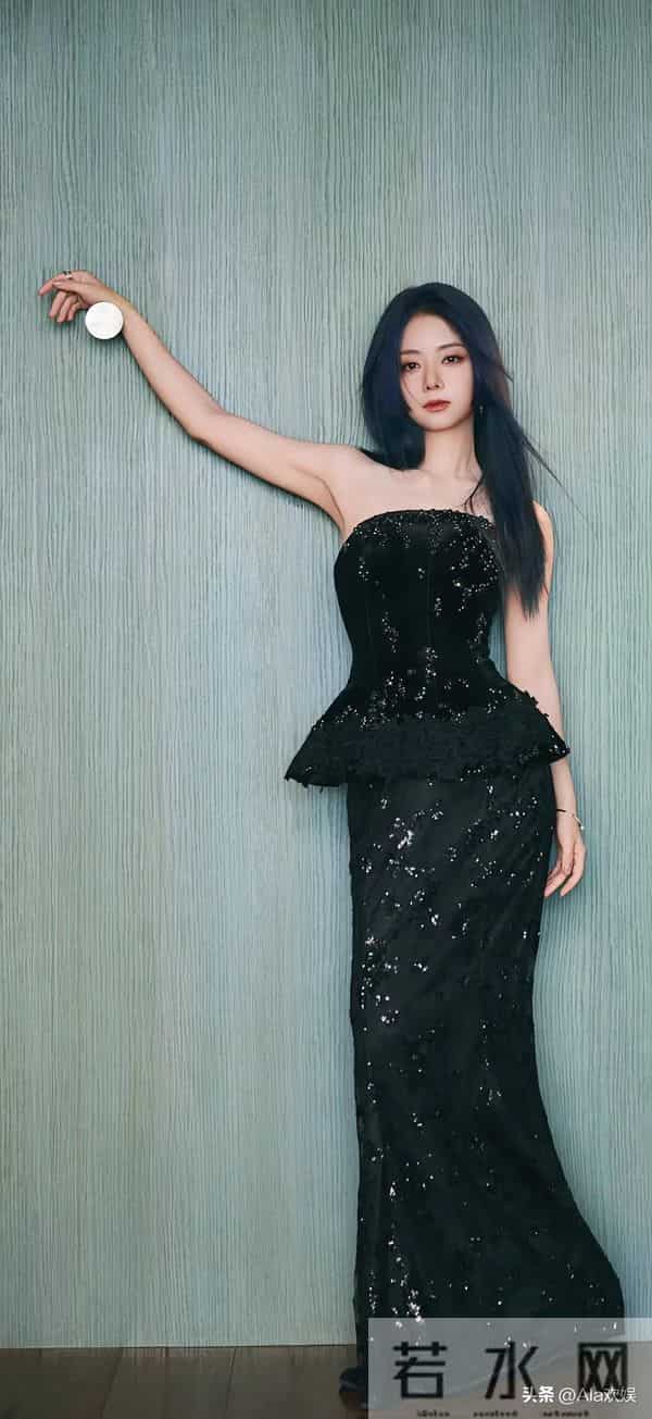 谭松韵今日造型太惊喜了！全新发型搭配黑色礼服衬得她优雅又迷人