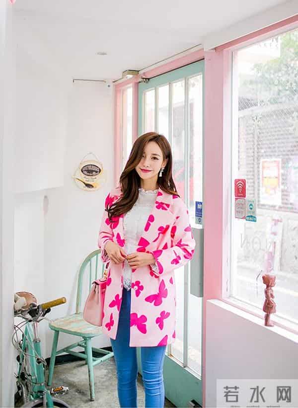 孙允珠 粉色蝴蝶呢大衣