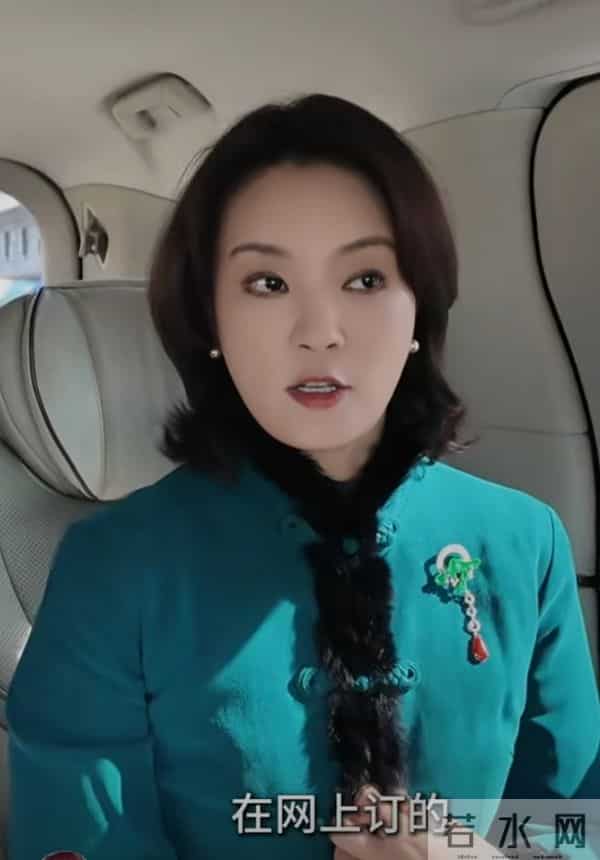 刘芳菲乘车赴彩排,着中式绿装谈古建筑寻访美学沉淀