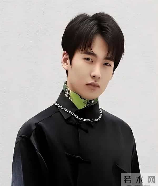 郭德纲带妻儿澳洲度假，大庄园挽手合照，郭汾阳扎耳洞手机不离手