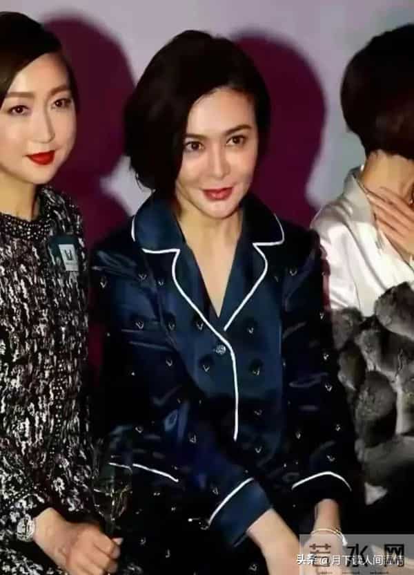 62岁关之琳与小鲜肉依偎在一起，女神容光焕发一脸娇媚