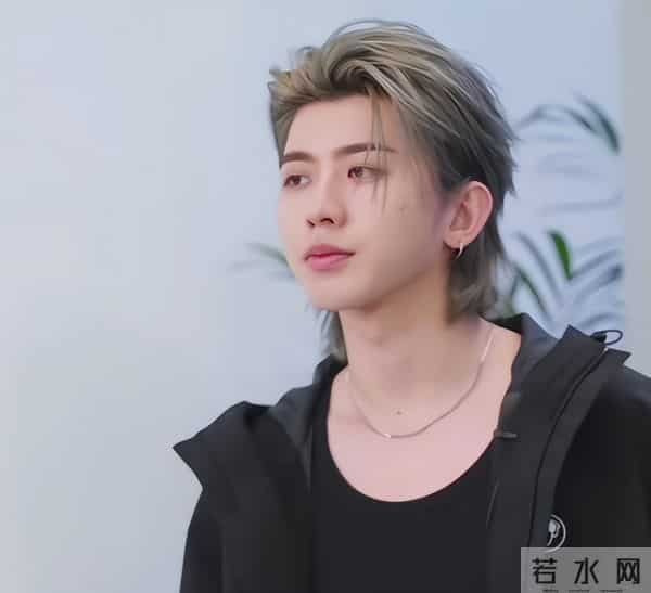 蔡徐坤被曝大瓜，直播间状态尴尬，粉丝直呼心疼！