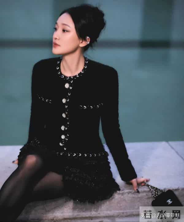 50岁周迅头发花白,瘪嘴模样一脸老态认不出,无儿无女成最大遗憾