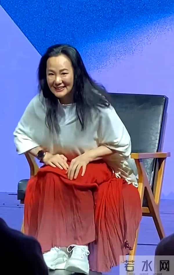 55岁咏梅首谈更年期,她素颜上台、直面皱纹,老了却依然优雅美丽