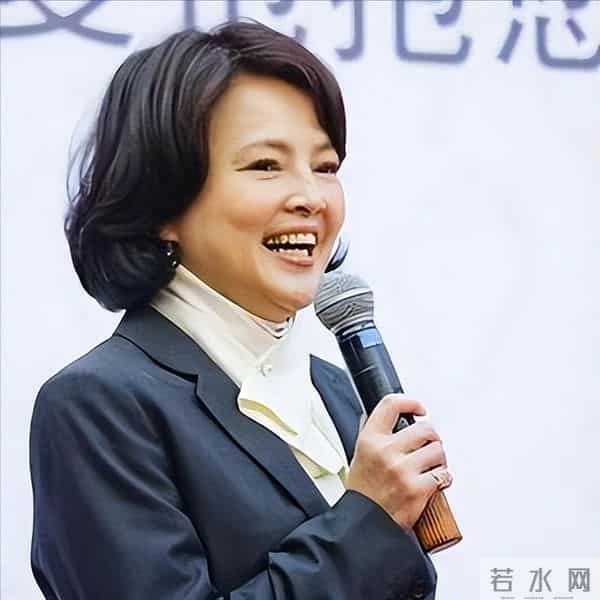 她5岁出道,13岁被逼着打抑制发育针,如今60多岁依然顶着一张童颜