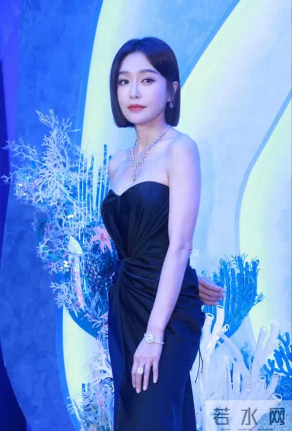 秦岚风采依旧,身材样貌管理的真好,性感黑裙穿搭