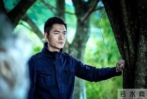 陆毅同班同学朱泳腾,与初恋富婆恩爱17年,但15岁儿子不像他