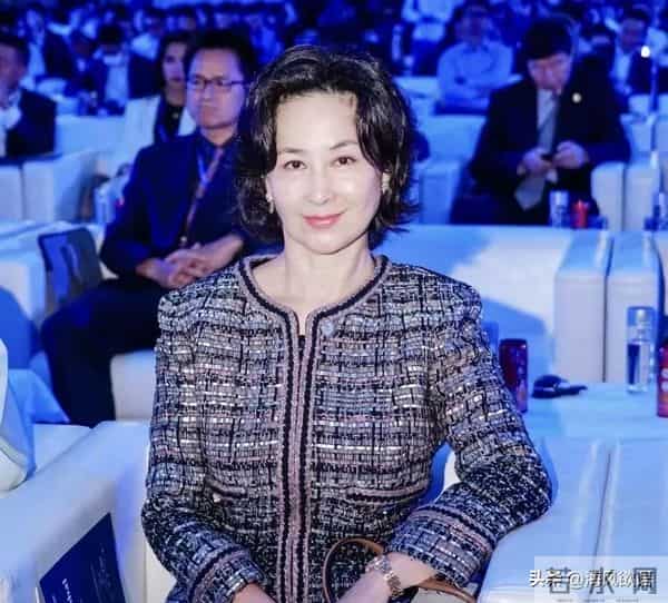 何超琼传递火炬像换了个人,没珠宝没华服,温柔得像邻家姐姐