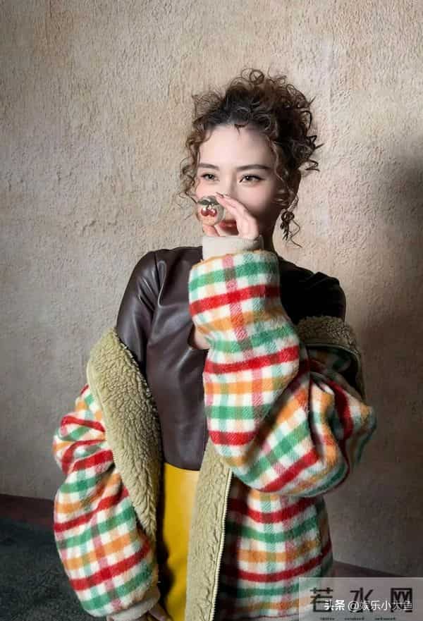 何超莲参加上海miumiu活动,穿格子外套配超短裙,羊毛卷发型好美