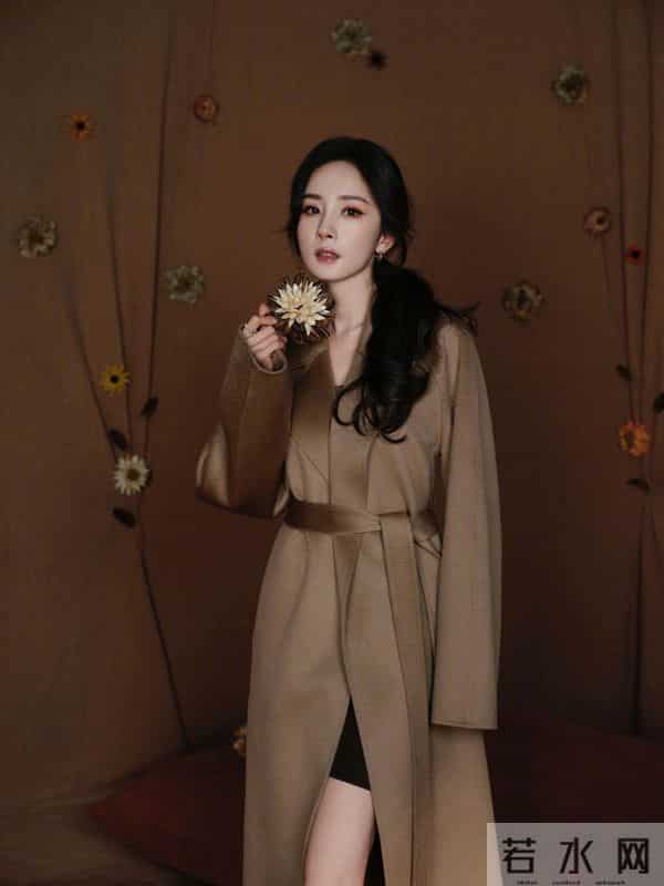 杨幂对自己的美脚丫很自信,杨幂的腿又白又嫩