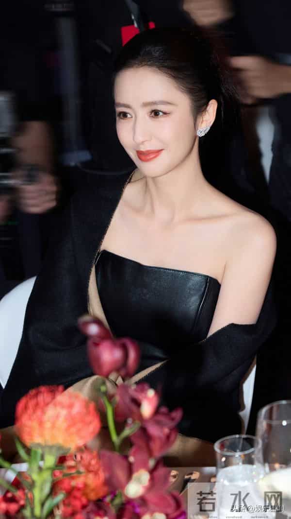 佟丽娅红毯现场,美得让人移不开眼。这对视一笑好甜美的笑容。