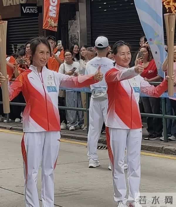 何超琼澳门火炬传递 扎马尾穿运动服优雅 挥手亲和力 真人温柔有气质