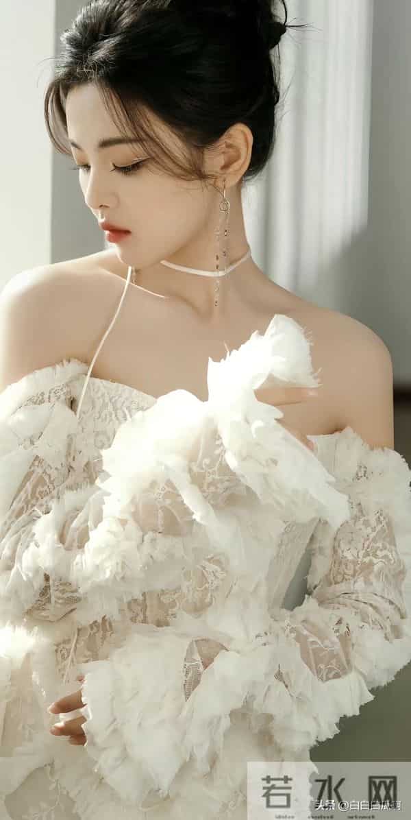 杨超越,除了颜值和身材,就剩性感了!