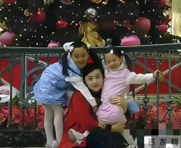 利智和两个女儿的合影,说句不客气的,俩孩子真没母亲漂亮