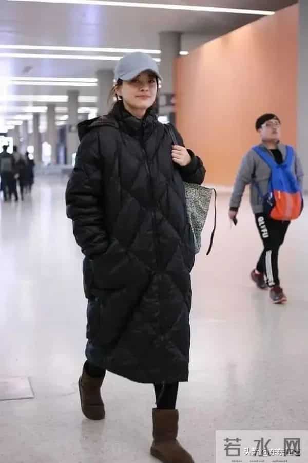 看了梅婷的穿搭,我悟了:羽绒服不配半身裙、乐福鞋,才更高级