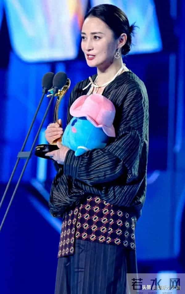 蒋勤勤出席电影大数据荣誉之夜，竖条纹中式衣，红唇点缀更显风情