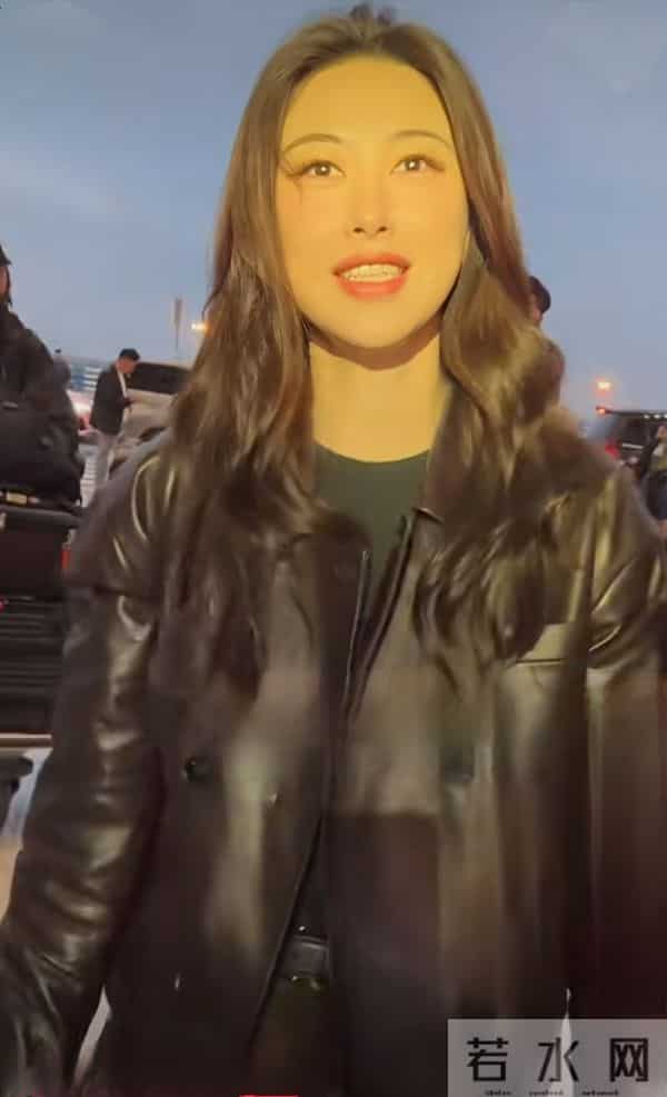 朱珠重庆机场出发,棕皮夹克搭长裤,波浪长发又飒又美
