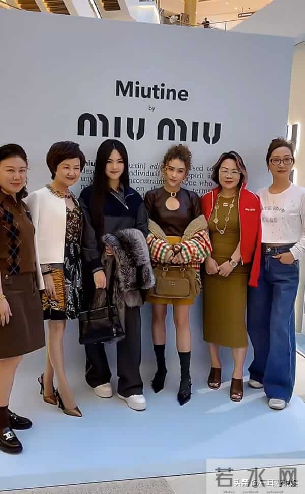 王诗龄现身上海参加活动，这次衣服穿对了，与何超莲同框好养眼