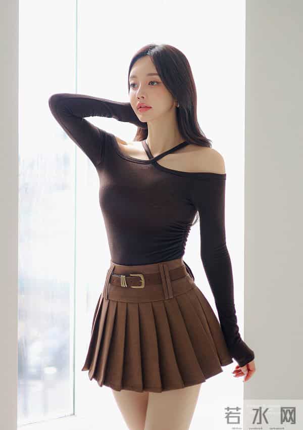 孙允珠棕色吊带短裙套装