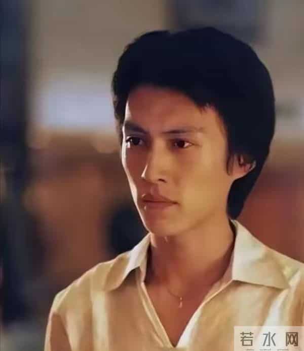 人民日报对靳东的称呼变了，两字之差释放强烈信号，陈道明没说错