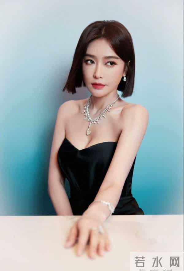 秦岚风采依旧,身材样貌管理的真好,性感黑裙穿搭