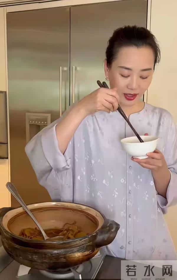 林依轮大儿子26岁生日!三代同堂非常温馨, 87岁老母亲已坐轮椅