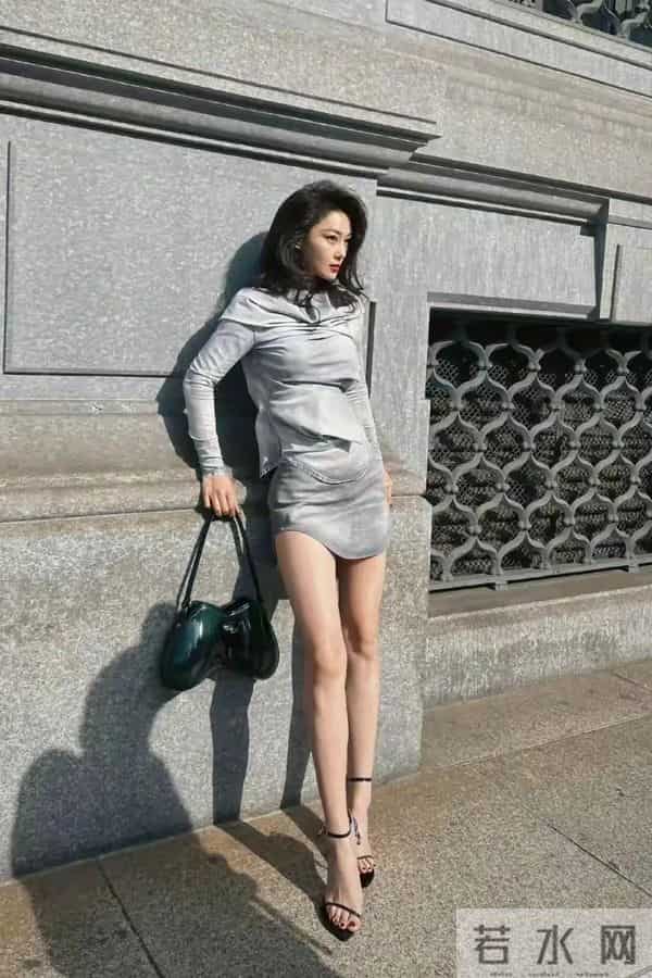 张馨予臀桥体重突破100斤,腰臀比例超级好啊