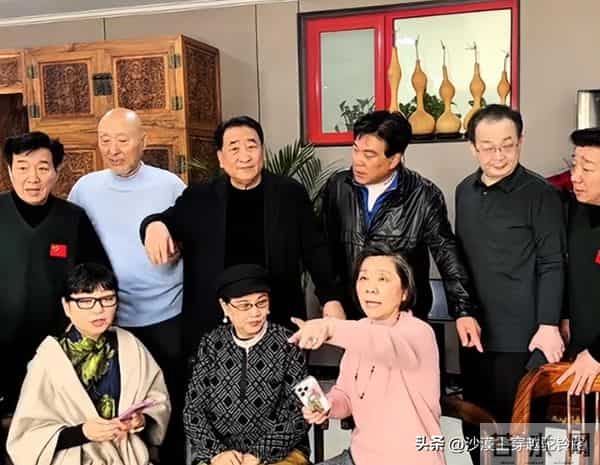 陈佩斯和姜昆、朱时茂聚餐，高档会所喝5块汽水，合影暴露了咖位