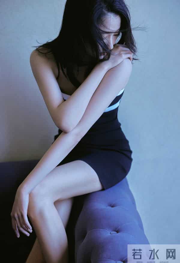 关晓彤越来越有女人味了 床头照秀身材 比基尼火辣