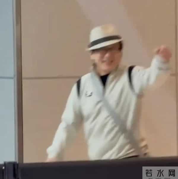 成龙机场主动喊刘亦菲合影,刘亦菲瑜伽裤显腿很细,身材太棒了