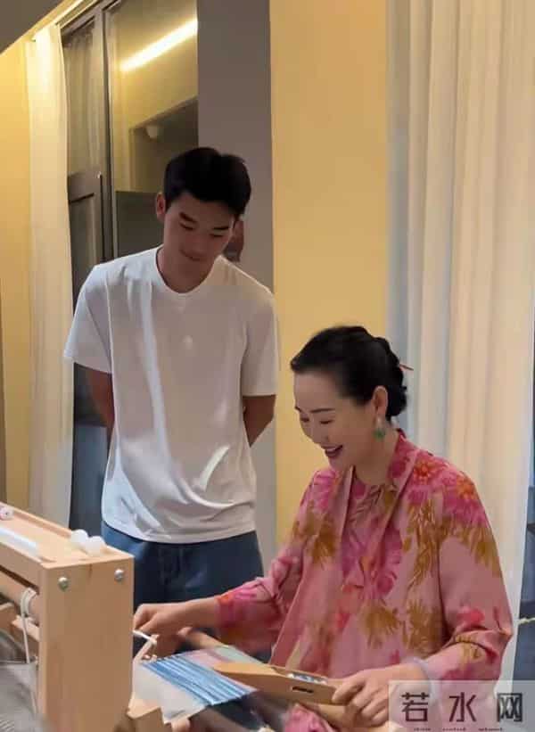 林依轮大儿子26岁生日!三代同堂非常温馨, 87岁老母亲已坐轮椅