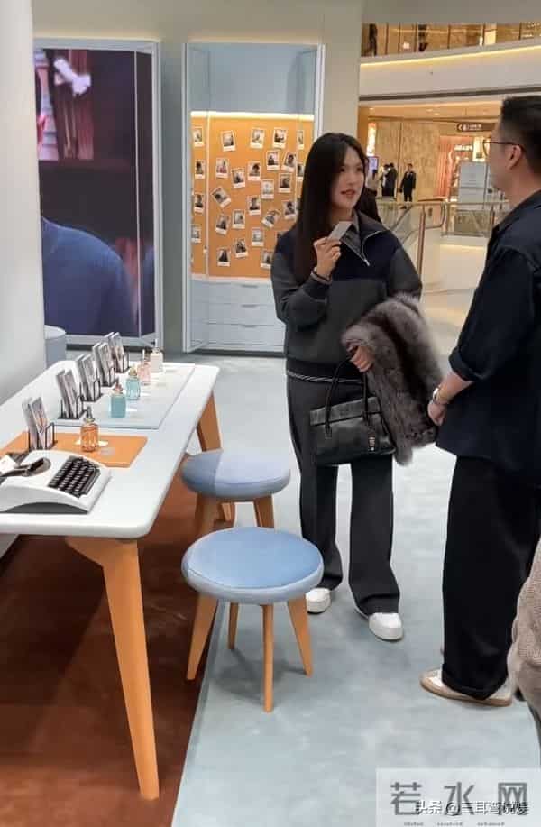 王诗龄现身上海参加活动，这次衣服穿对了，与何超莲同框好养眼